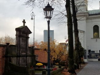 Fundacja PGE wsparła wykonanie replik latarni gazowych na cmentarzu na Starych Powązkach