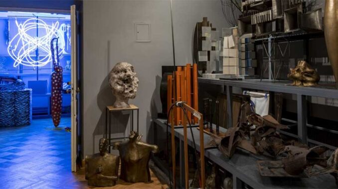 Guided tours in the sculpture warehouses